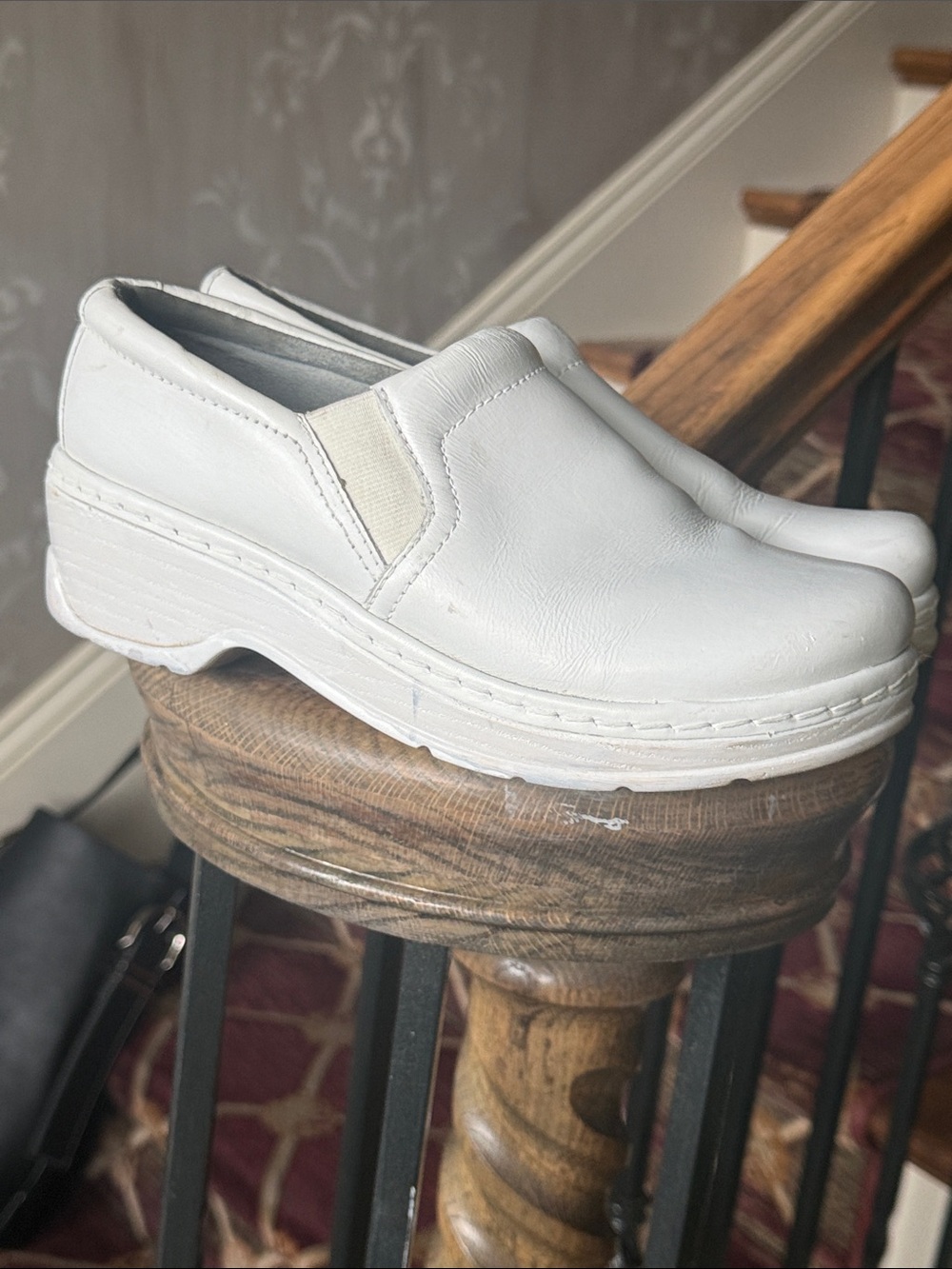 KLOGS women’s white leather clogs very good condition size 7 1/2